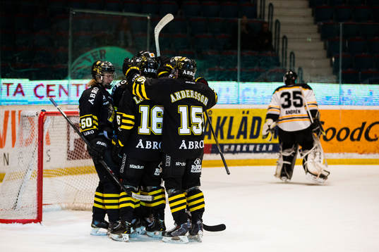 s Jesper Bratt, Emil Lundberg och Jonathan Andersson jublar