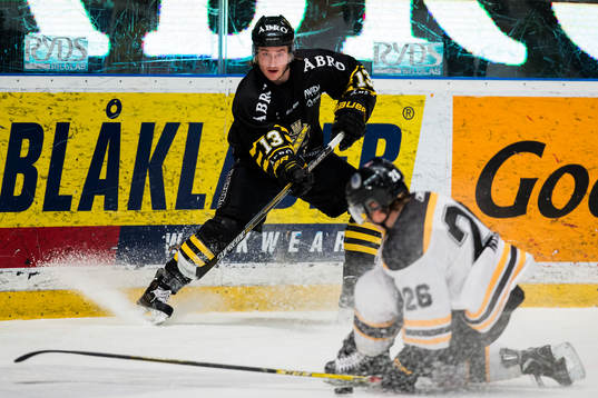 s Marcus Jonsson med en passning förbi Panterns Scott Nordh