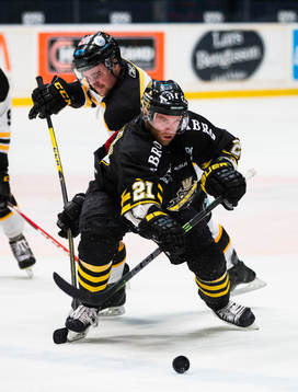 s Christian Sandberg i kamp om pucken