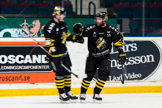 s Emil Lundberg gratulerar Christian Sandberg till 4-0