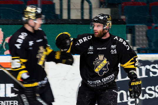 s Emil Lundberg gratulerar Christian Sandberg till 4-0