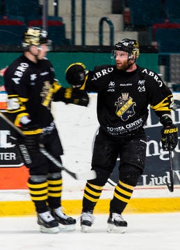 s Emil Lundberg gratulerar Christian Sandberg till 4-0