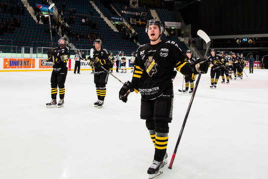 s David Lillieström Karlsson jublar