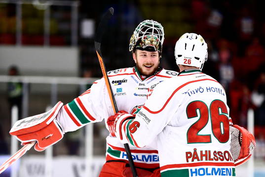 s målvakt Linus Ullmark och Samuel Påhlsson firar