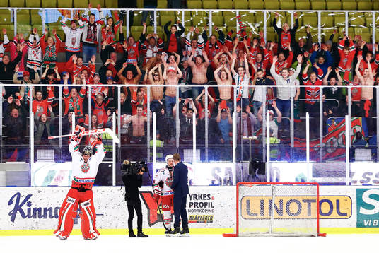 s målvakt Linus Ullmark och Modo-supportrar firar segern