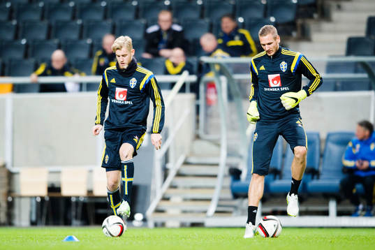 Sveriges Filip Helander (tv)  och Robin Olsen