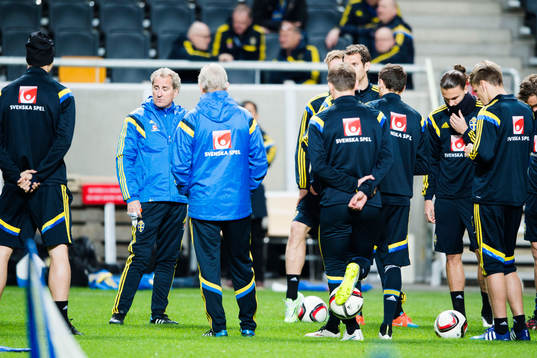 Sveriges förbundskapten Erik Hamrén samlar spelarna