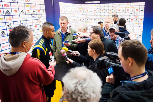 Sveriges Isaac Kiese Thelin blir intervjuad av media