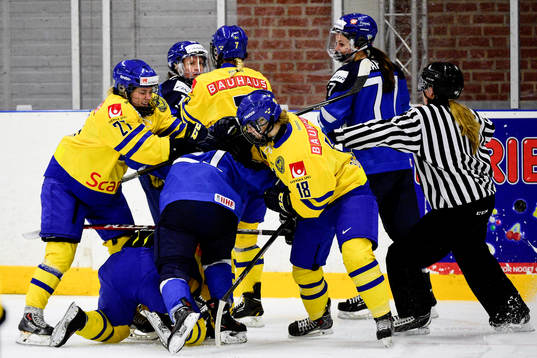 Ett litet slagmål utbryter