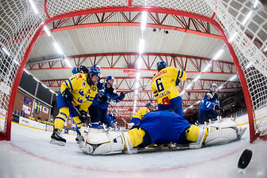 Finlands Rika Välilä Nieminen (h) gör 0-1 bakom Sveriges