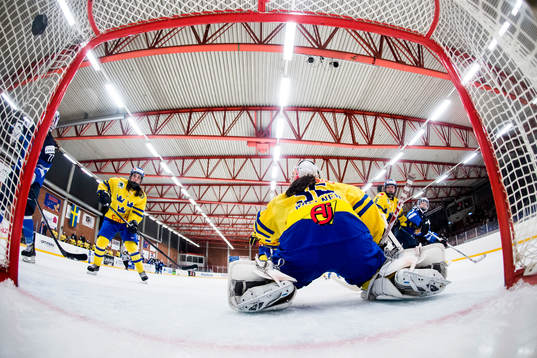 Finlands Saila Saari (h) skjuter upp 0-2 i vänstra krysset