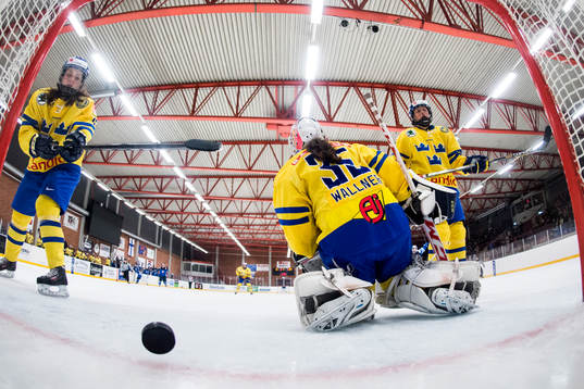 Sveriges Linnea Bäckman (v) målvakt Valentina Wallner (m)