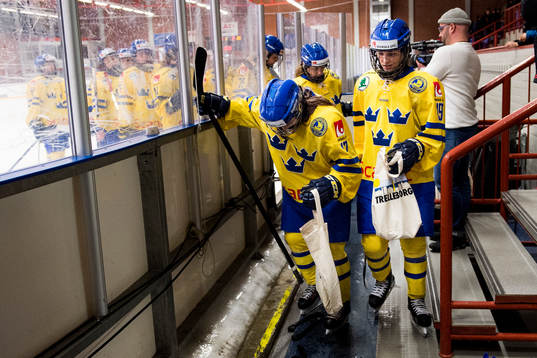 Sveriges Linnea Bäckman och Maria Lindh lämnar isen