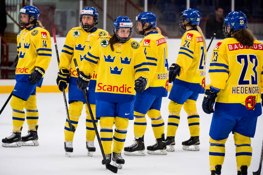 Sveriges Linnea Bäckman (m) och övriga spelare deppar