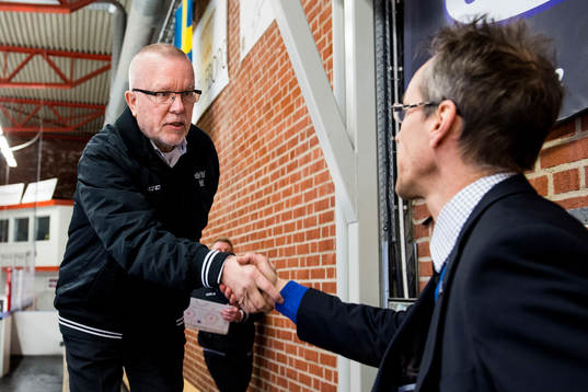 Sveriges förbundskapten Leif Boork tackar Finlands