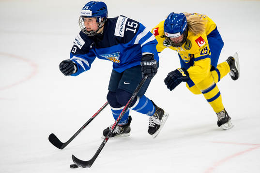 Finlands Minnamari Touminen jagas av Sveriges Olivia