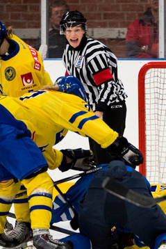 Domare Katarina Timglas övervakar spelet