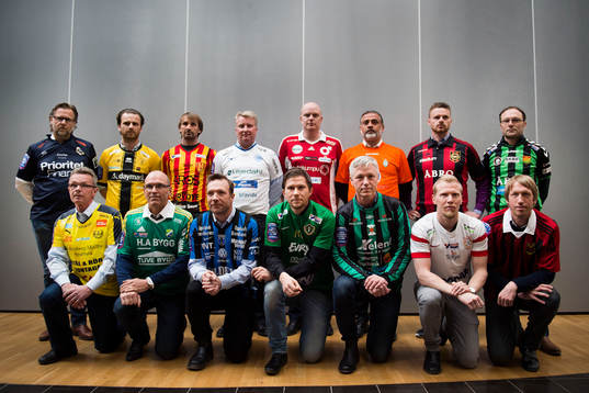 Tränare står uppställda för ett porträtt, övre raden
