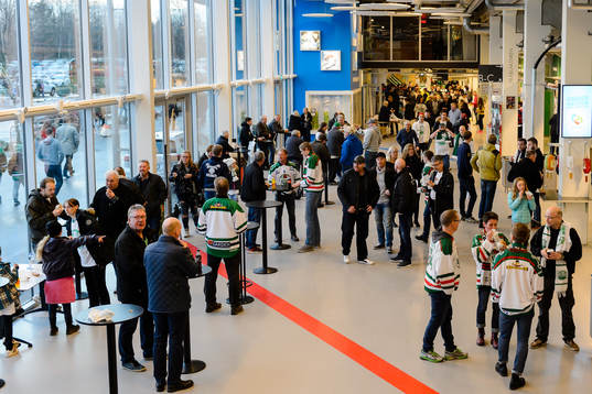 Publiken väntar i korridoren på Lindab Arena