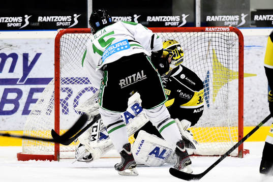 Rögles Jakob Lilja gör 3-1 bakom Västerås målvakt