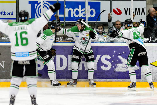 Rögles Niklas Hansson (m) jublar