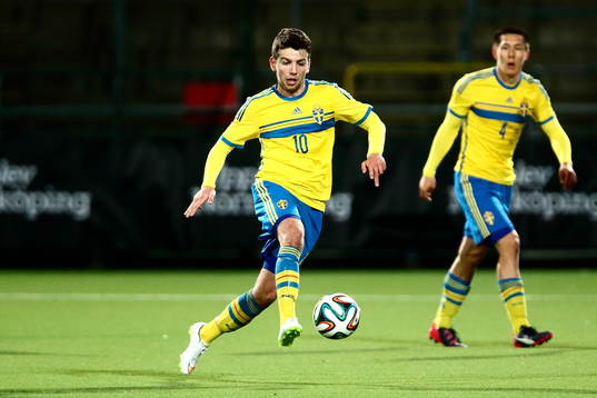 Sveriges Erdal Rakip framför Sebastian Ramhorn