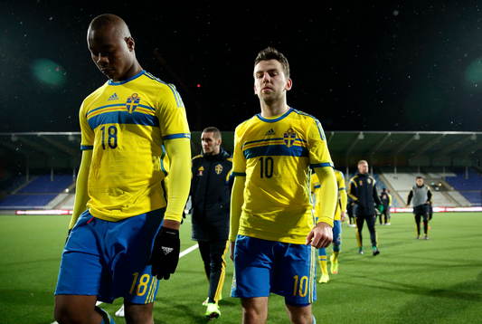 Sveriges Carlos Strandberg och Erdal Rakip går deppandes