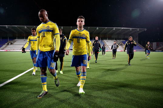 Sveriges Carlos Strandberg och Erdal Rakip går deppandes