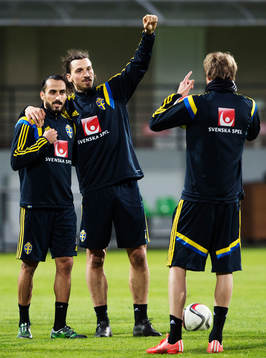Erkan Zengin och Zlatan Ibrahimovic jublar framför Ola