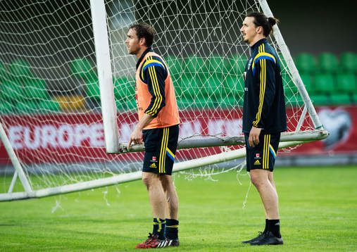 Johan Elmander och Zlatan Ibrahimovic bär ett mål