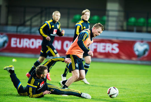Sebastian Larsson (t h) tar sig förbi Kim Källström (t v)