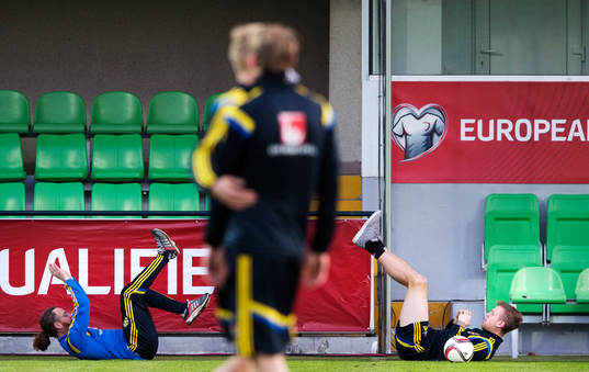 Sjukgymnasten Rickard Dahan och Pontus Jansson tränar vid