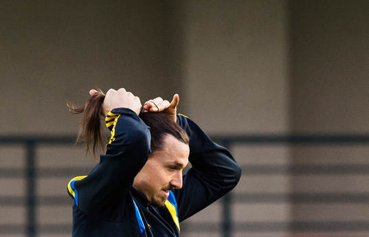 Zlatan Ibrahimovic drar ihop sitt hår i en tofs
