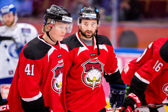 Malmö Redhawks Mads Larsen och Eric Himelfarb före