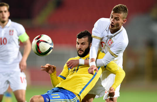Sveriges Mikael Ishak och Serbiens Aleksandar Pantic