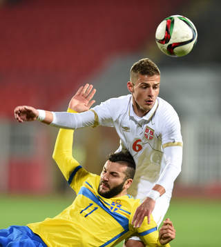 Sveriges Mikael Ishak och Serbiens Aleksandar Pantic