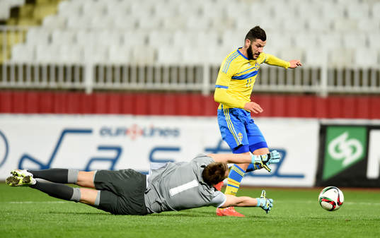 Sveriges Mikael Ishak gör 0-1