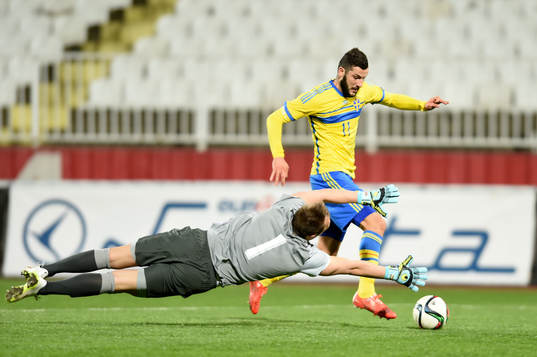 Sveriges Mikael Ishak gör 0-1