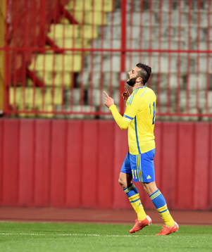 Sveriges Mikael Ishak jublar