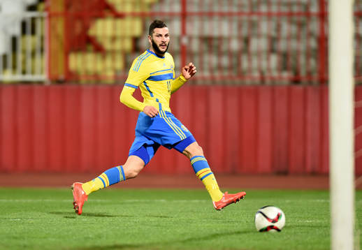 Sveriges Mikael Ishak rullar in 0-1