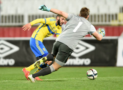 Sveriges Mikael Ishak gör 0-1
