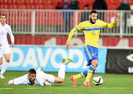 Sveriges Mikael Ishak och Serbiens Aleksandar Pantic