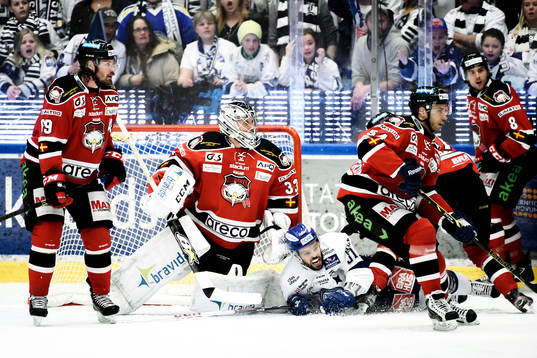 Malmö Redhawks Stefan Warg  och målvakt Niko Hovinen  och