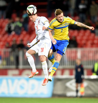 Sveriges Mattias Johansson och Serbiens Slavoljub Srnic