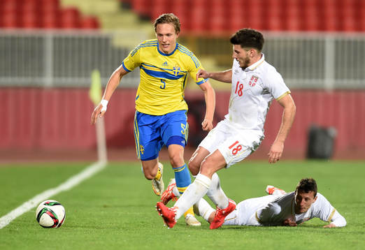 Sveriges Ludwig Augustinsson och Serbiens Milos Jojic och