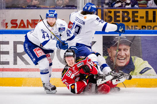 Leksands Mattias Guter och Daniel Josefsson krockar med