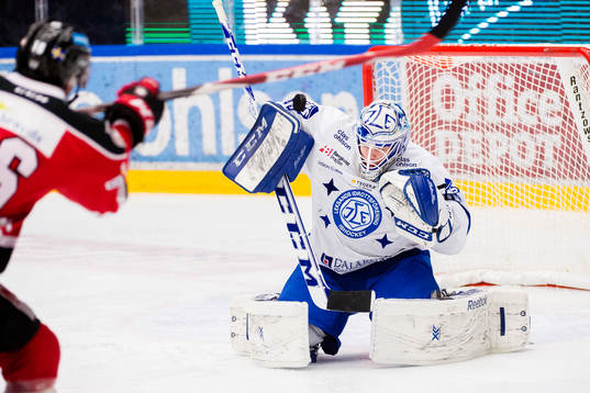 Leksands målvakt Oscar Alsenfelt räddar skott