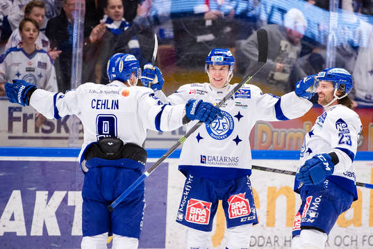 Leksands Tomi Sallinen , m , och Daniel Josefsson jublar