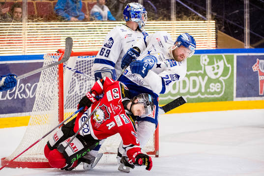 Malmö Redhawks Nicklas Jadeland faller framför Leksands