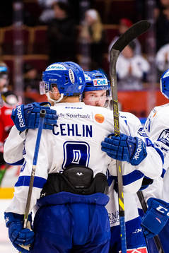 Leksands Mattias Guter omfamnar Patrick Cehlin